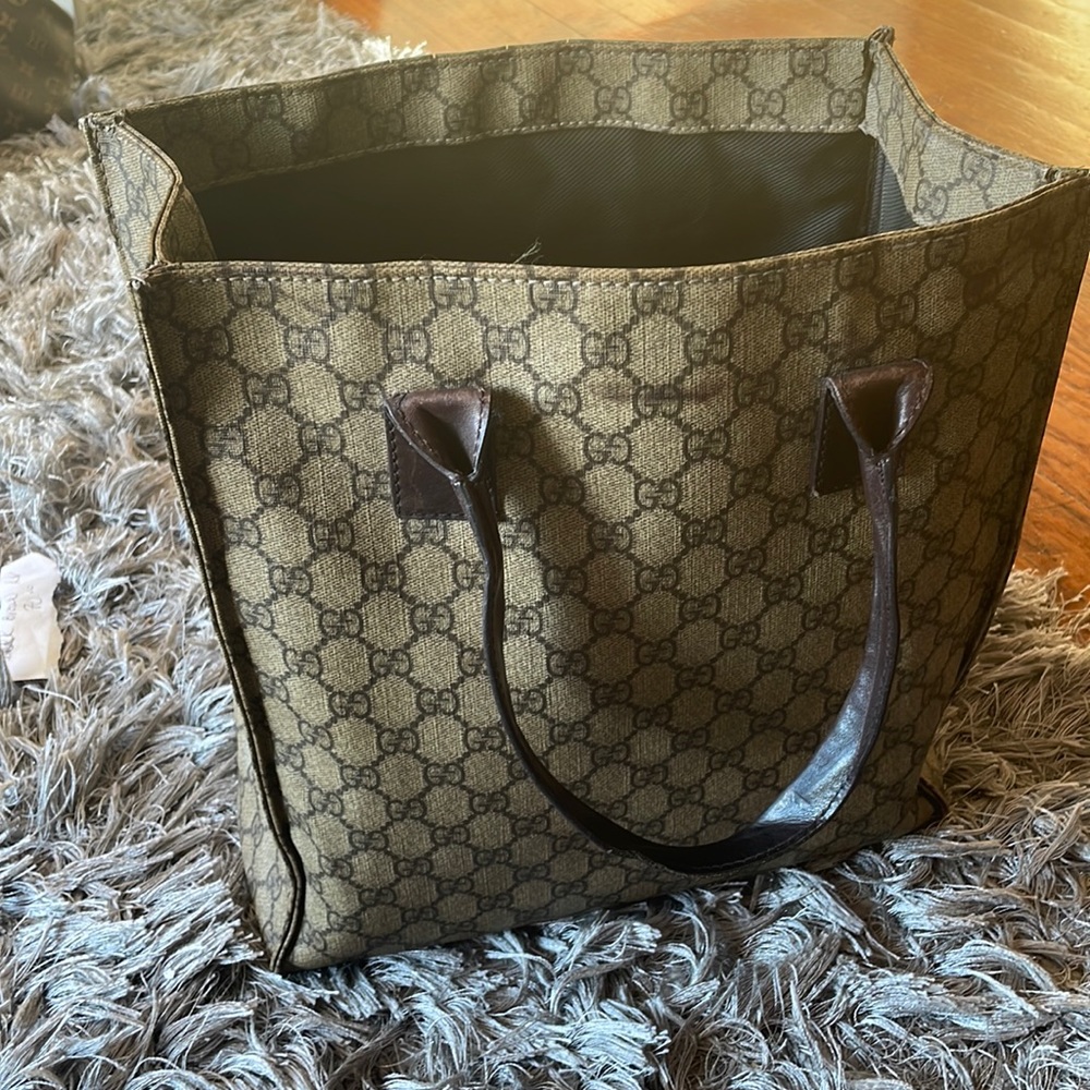Authentic Gucci tote medium size color tan/brown handles,